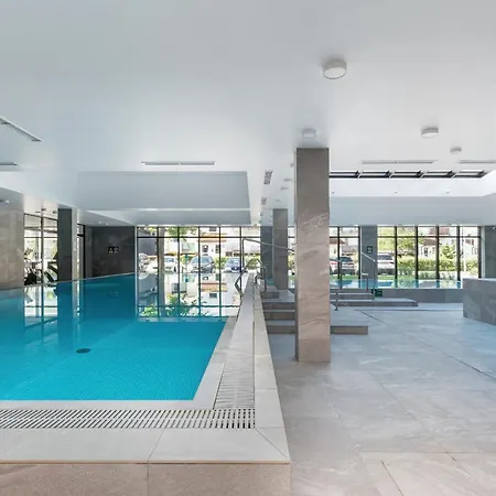 Port With Swimming Pool, & Gym By Renters 科沃布热格